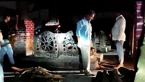 Thane : कल्याणमध्ये वाहनांच्या प्रकाशात मृतांवर अंत्यसंस्काराची वेळ!