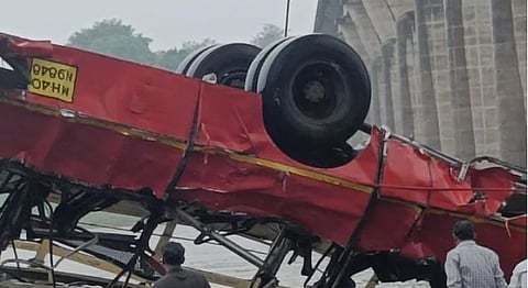 इंदूरहून अमळनेरला येणारी एसटी बस पुलावरुन कोसळून भीषण अपघात, १२ ठार