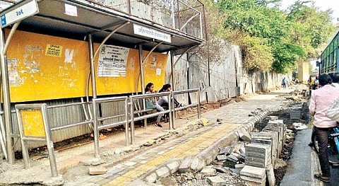 पिंपरी : बसस्टॉप समोर फरशा व राडारोडा