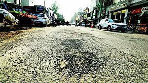 पिंपरी: पुनावळेतील रस्त्याचे डांबर गेले वाहून; सेवा रस्त्यावर जागोजागी खड्डे