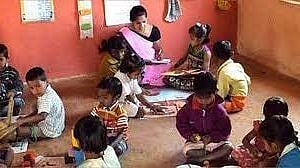 नाशिक : स्मार्ट सिटीच्या 92 अंगणवाड्यांमधील चिमुकले उघड्यावरच गिरवताहेत धडे