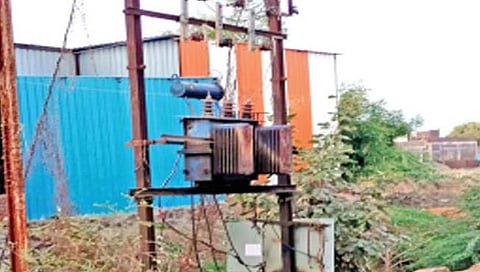 जालना : कुंभार पिंपळगाव बाजारपेठ अंधारात; तीन दिवसांपूर्वी रोहित्र जळाले