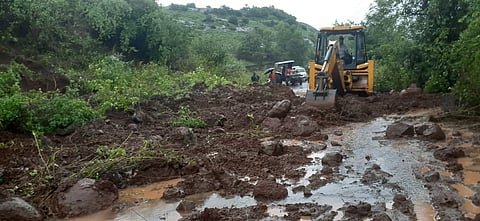 शिरूर-भीमाशंकर राज्य मार्गावर कोसळली दरड; काही काळ वाहतूक ठप्प