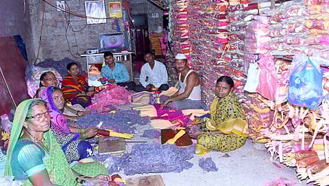 हिंगोली : महालक्ष्मीचे हात बनवणाऱ्या महिला कारागिरांना मिळाला गावातच रोजगार
