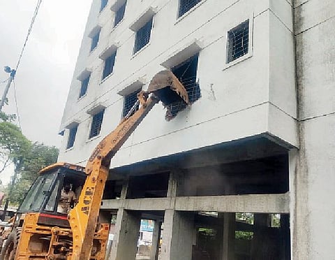 धायरीत पाच मजली अनधिकृत इमारतीवर पालिकेचा हातोडा