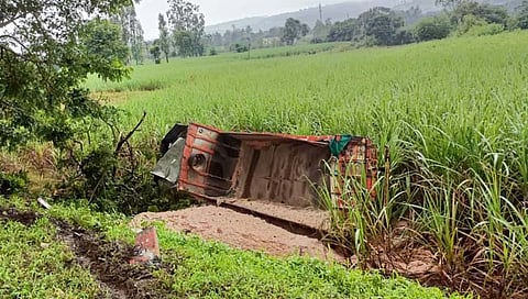 कोल्हापूर : कळे येथे ब्रेक फेल होऊन वाळूचा ट्रक पलटी