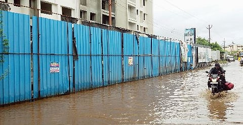 लोहगावातील रस्त्यावरचा पूर ओसरेना!