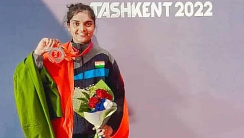 कोल्‍हापूर : अपंगावर मात करत मुलीला शिकविले; अन् मुलीने पटकावले सुवर्ण पदक