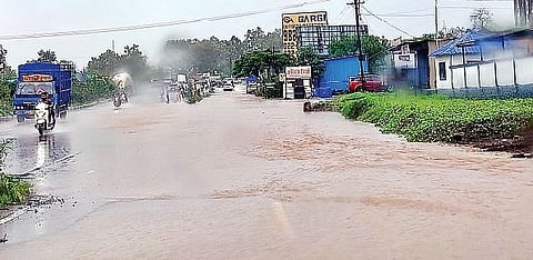 वडगाव मावळ : वडगावात सेवा रस्ता पाण्यात, प्रवाशांना येथून ये-जा करणे त्रासदायक