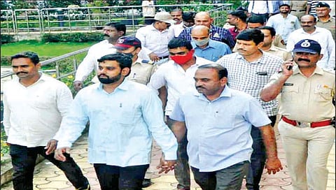 कोल्हापूर : पानसरे हत्या सुनावणीसाठी संशयितांना बुधवारी पोलिस बंदोबस्तात जिल्हा व सत्र न्यायालयात हजर करण्यात आले. (छाया : नाज ट्रेनर)