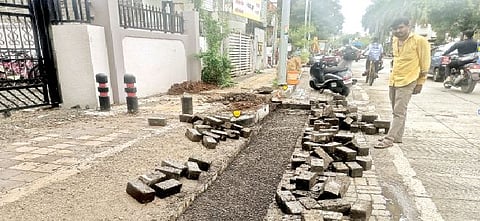 नवी सांगवीत नियोजनशून्य कारभारामुळे वारंवार सिमेंट ब्लॉक बसविण्याचे काम