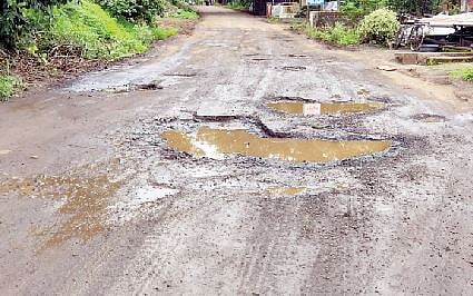 सिंहगड पायथा रस्त्याची चाळण पर्यटकांसह नागरिकांची गैरसोय