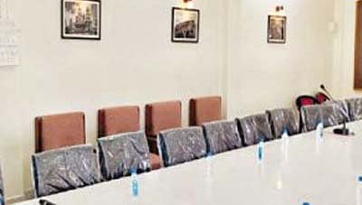 काय ती टेबलं.. काय त्या खुर्च्या.. सगळं ओक्केच हाय!