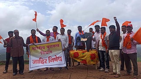 कोल्हापूर : पन्हाळा गडावरून ‘पुरातत्व’च्या टेबल, खुर्च्या फेकल्या; संभाजी ब्रिगेडचे आंदोलन