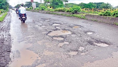 पानशेत वसाहत रस्ता खड्डयात