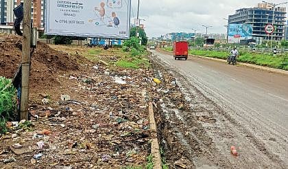 सेवा रस्त्यावर कचर्‍याचे साम्राज्य प्रशासनाचे दुर्लक्ष