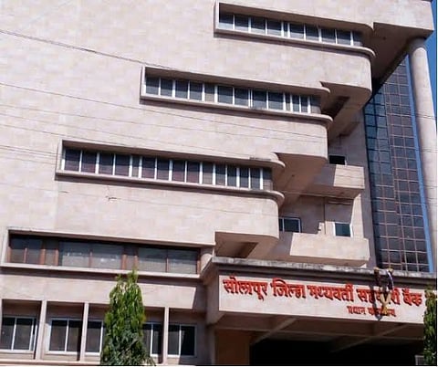 सोलापूर : जिल्हा मध्यवर्ती बँकेकडून बळीराजाला लुटण्याचा धंदा