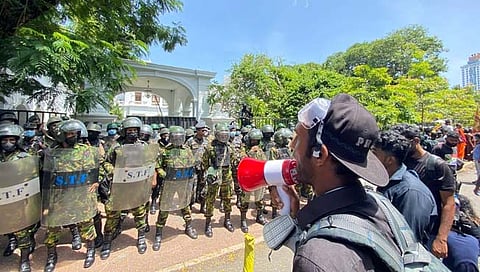 Sri Lanka crisis : राष्ट्रपती देश सोडून पळून गेल्यानंतर श्रीलंकेत आणीबाणी जाहीर