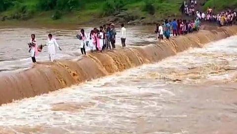 Flood Situation : नागरिकांचा पुरात जीवघेणा प्रवास; आदिवासी तालुक्यातील असुविधांचे भीषण वास्तव