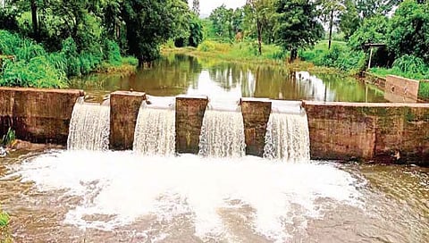 चरण ः शिराळा पश्चिम भागात पडत असलेल्या पावसामुळे हातेगाव येथील ओढा तुडुंब भरून वाहत आहे.  (छाया ः बिपिन पाटील, चरण)