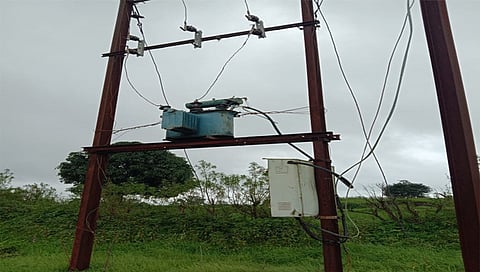 देवगाव : येल्याचीमेट - लोणवाडी  येथे जळालेला विजेचा ट्रान्सफॉर्मर. (छाया: तुकाराम रोकडे )