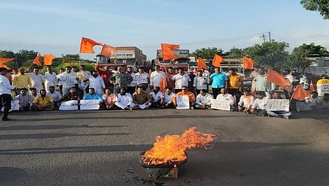 धुळे : ईडीच्या विरोधात धुळे जिल्हा शिवसेना आक्रमक, रास्ता रोको करून कारवाईचा निषेध