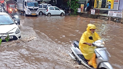 नाशिक : जास्त पावसामुळे तुंबले पाणी ; मनपा शहर अभियंत्याचा दावा, म्हणे 27 नव्हे, 75 मिमी पाऊस