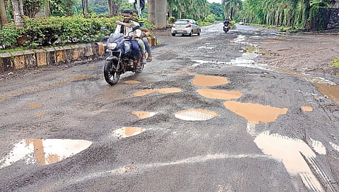 Nashik : रस्त्यांवरील खड्ड्यामुळे नाशिकमध्ये शिवसेना आक्रमक