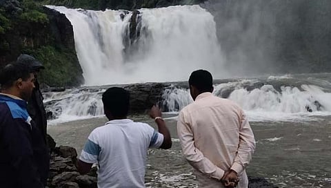 पालेश्वर डॅमच्या सांडव्यात तरुण बुडला.  