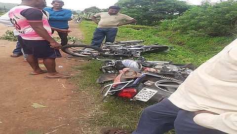 धुळे : दोन दुचाकी समोरासमोर धडकल्या ; दोघे जागीच ठार, तर एकाचा उपचारादरम्यान मृत्यू