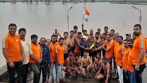 कोल्हापूर : पुराच्या पाण्यातून तिरंगा ध्वज घेऊन पोहण्याचा उपक्रम