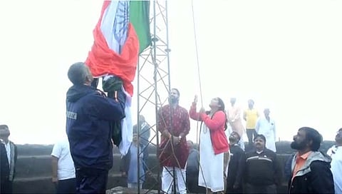 प्रतापगडावरील ध्वज बुरुजावर फडकावला तिरंगा