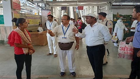 मनमाड: मेगा तिकीट तपासणी मोहीमे अंतर्गत प्रवाशांची तिकीट तपासणी करताना तिकिट कलेक्टर. (रईस शेख)