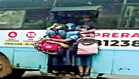 बेळगाव : विद्यार्थ्यांचा जीवघेणा प्रवास सुरूच