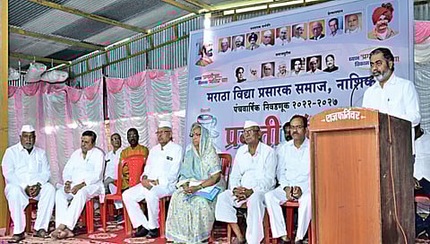 वडनेरभैरव : प्रगती पॅनलच्या प्रचार मेळाव्यात बोलताना आमदार डॉ. राहुल आहेर. समवेत मान्यवर.