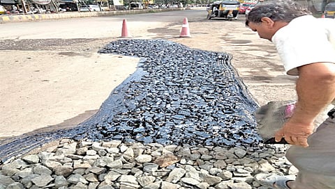 नाशिकमध्ये रस्ता डांबरीकरण कामांना वेग, ठेकेदारांना आयुक्तांचे निर्देश