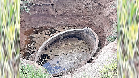 नाशिक : अतिवृष्टीने कोसळली विहीर, शेतकऱ्याचं आख्ख कुटुंब हवालदिल