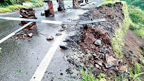 सिंधुदुर्ग : संरक्षक भिंत कोसळल्याने करूळ घाट आठवडाभर बंद