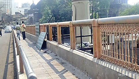 पंचवटी : अहिल्यादेवी होळकर पुलावरील संरक्षक जाळ्या चोरी गेल्यामुळे पुलावरील सुरक्षा धोक्यात आली आहे.(छाया : गणेश बोडके)