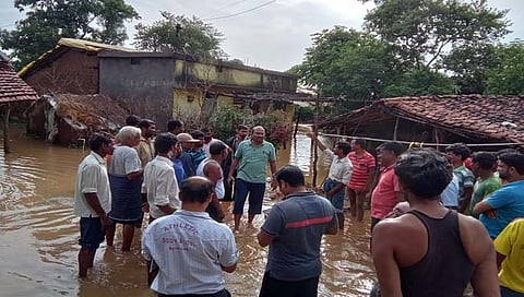 भंडारा : चुलहारडोह येथील तलाव फुटला; नागरिकांचे स्थलांतर