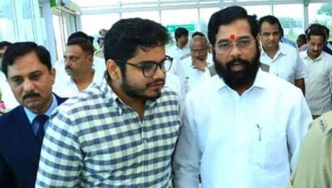 सांगली : ‘विकासकामांच्या निधीसाठी केव्हाही फोन कर’, मुख्यमंत्र्यांचा रोहित आर. आर. पाटलांना शब्द