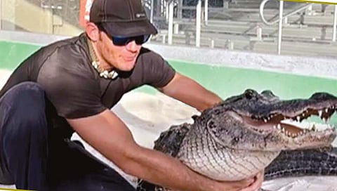 मगरीला मांडीवर घेऊन खेळवणारा माणूस!