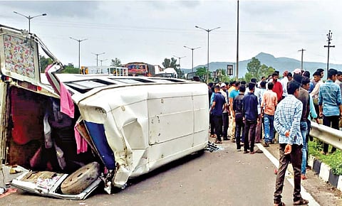 सातारा : मालट्रकच्या धडकेत ट्रॅव्हलर बस पलटी