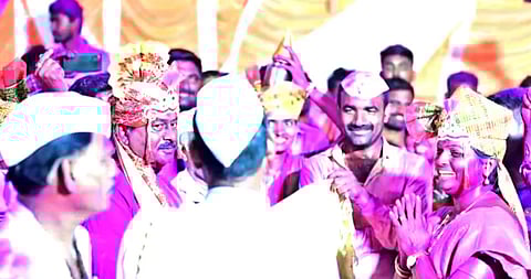 स्वतःचा लग्न सोहळा म्हणत जिंकली ग्रामपंचायत निवडणूक! पुणे जिल्ह्यातील या अनोख्या विवाह सोहळ्याची चर्चा