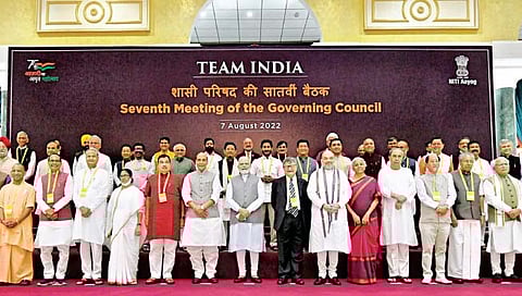 नीती आयोग बैठकीनंतरच्या फोटोत मुख्यमंत्री एकनाथ शिंदे मागील रांगेत