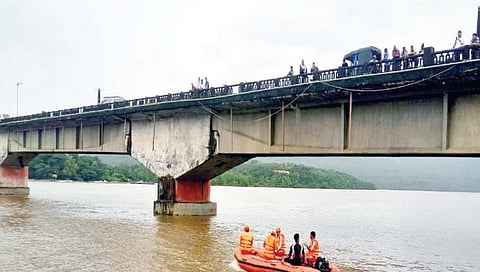 रत्नागिरी-रायगडला जोडणारा आंबेत पूल दुर्लक्षित; शिंदे सरकार लक्ष देणार का?