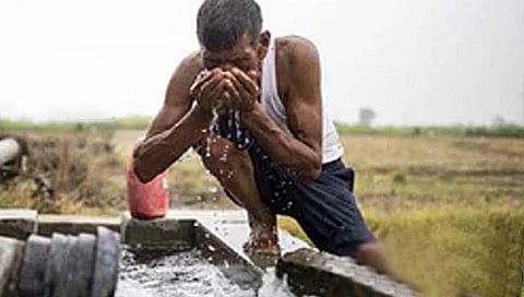 80 टक्के नागरिक पितात विषारी पाणी