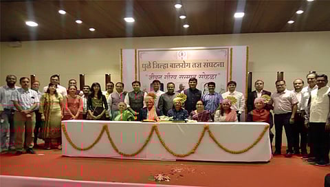 धुळे : जिल्हा बालरोग तज्ज्ञ संघटनेच्यावतीने जीवन गौरव पुरस्कार सन्मान सोहळ्यात गौरविण्यात आलेले सन्मानार्थी. (छाया: यशवंत हरणे)