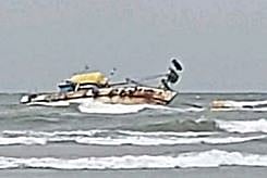 पणजी : मिरामार किनार्‍यावर ट्रॉलर बुडाला; खलाशी बचावले