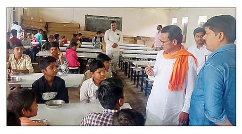 अकोले : कोहणे शासकीय आश्रमशाळेतील सुविधांची पाहणी करताना आ. डॉ. किरण लहामटे, राजेंद्र भवारी आदी. (छाया : राजेंद्र जाधव)